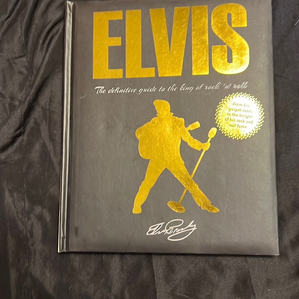 Elvis fangirl book in very good condition printed 2015.